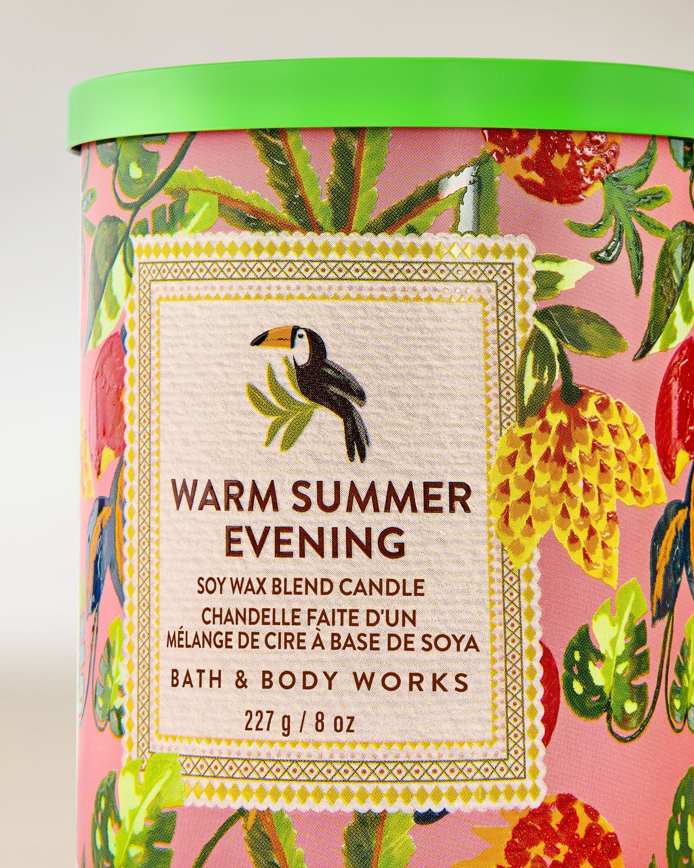 Svíčka Warm Summer Evening s jedním knotem a růžovým tropickým designem s ovocem a tukanem – letní doplněk.