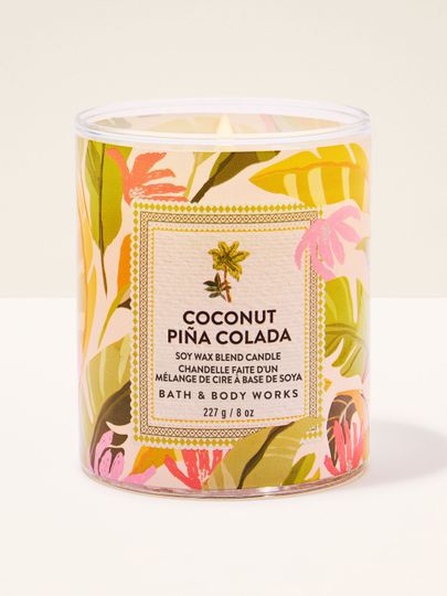 Vonná svíčka Coconut Piña Colada od Bath & Body Works ve skleněné nádobě s barevnou tropickou etiketou.