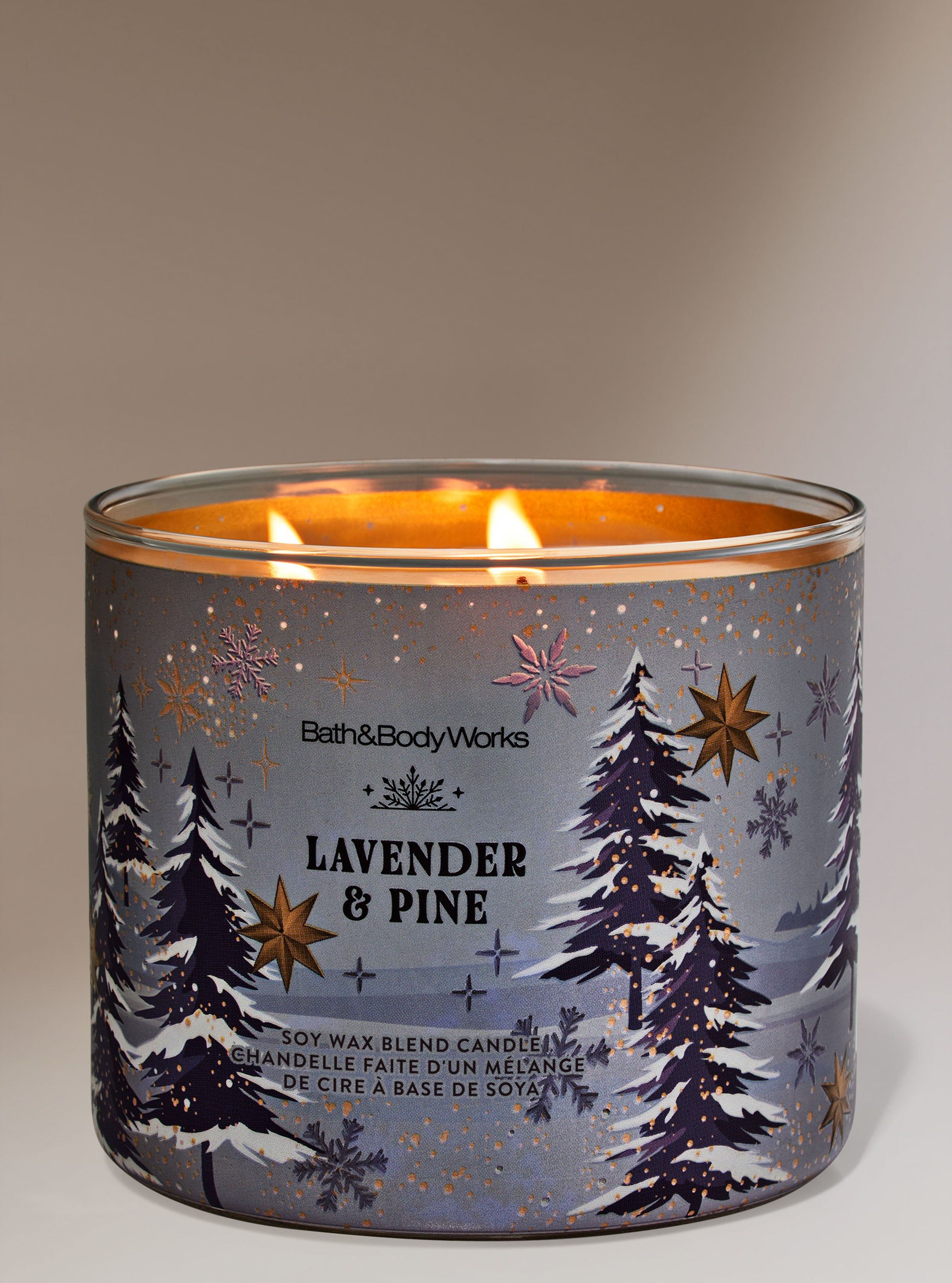 Vonná svíčka Lavender & Pine Bath & Body Works se zimním motivem zasněžených stromů