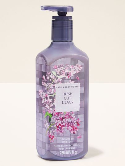 Gel na mytí rukou Bath & Body Works Fresh Cut Lilacs 236 ml ve fialové lahvi s květinovým motivem.