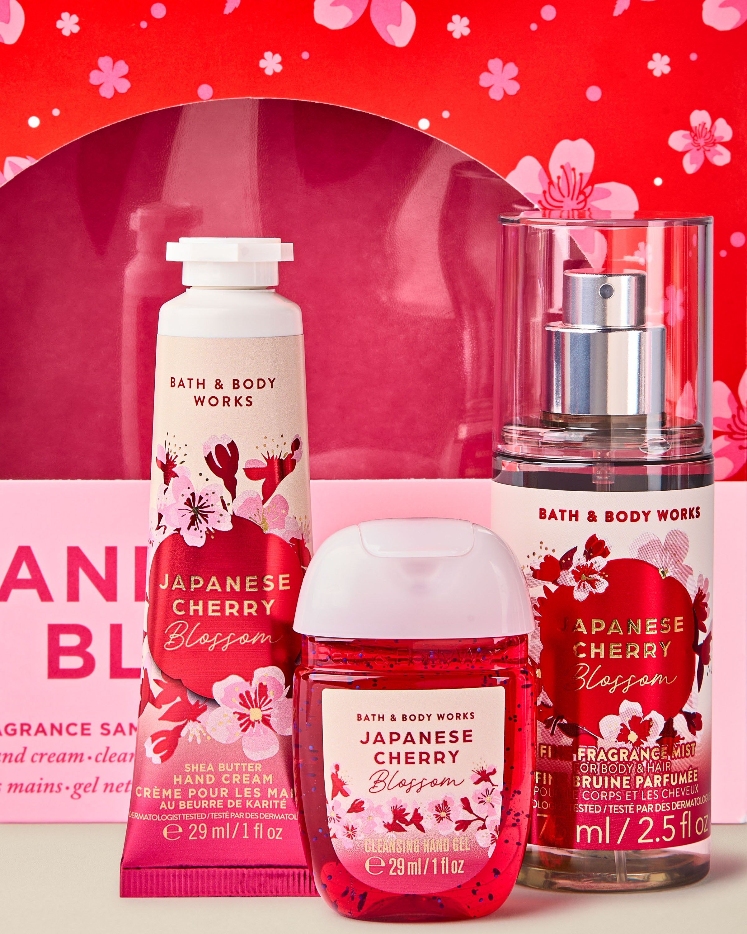 Mini set Japanese Cherry Blossom od Bath & Body Works – krém, dezinfekční gel a sprej v červeném provedení.
