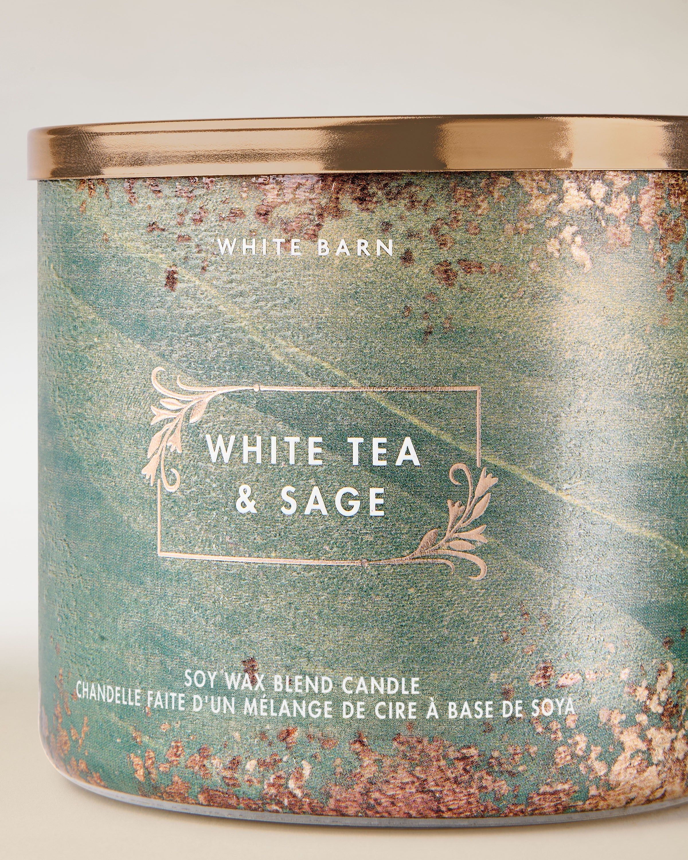 Svíčka White Barn White Tea & Sage – zelené texturované sklo a svěží bylinně‑čajová vůně.