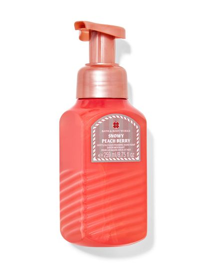 Mydło do rąk w piance Snowy Peach Berry w pomarańczowo-różowej butelce z etykietą z gałązką i płatkiem śniegu. Bath&Body Works.