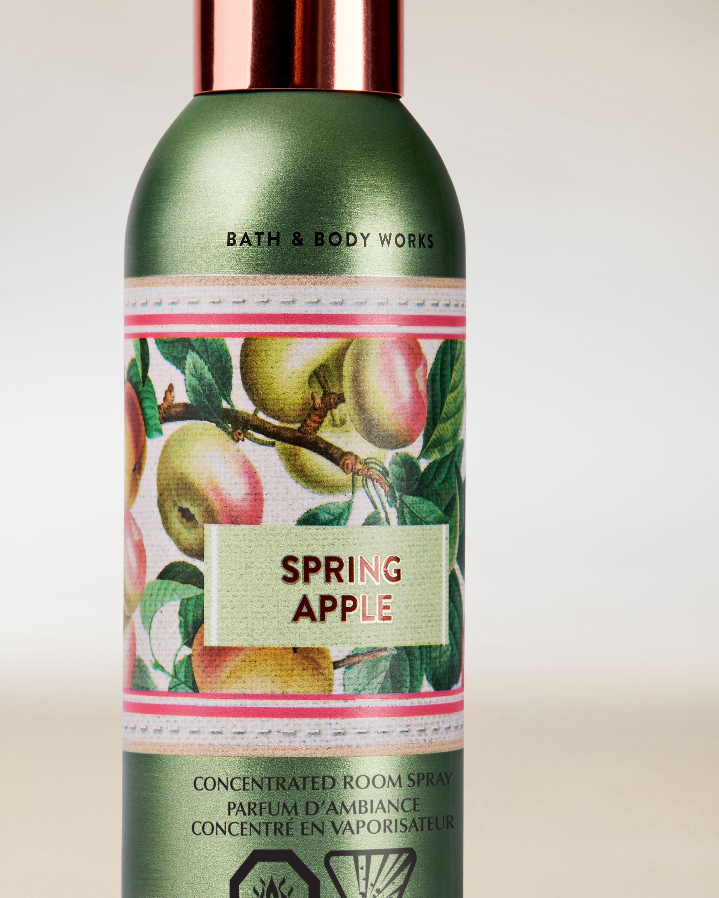 Bath & Body Works Spring Apple – koncentrovaný pokojový sprej v zeleném flakonu s motivem jablek.