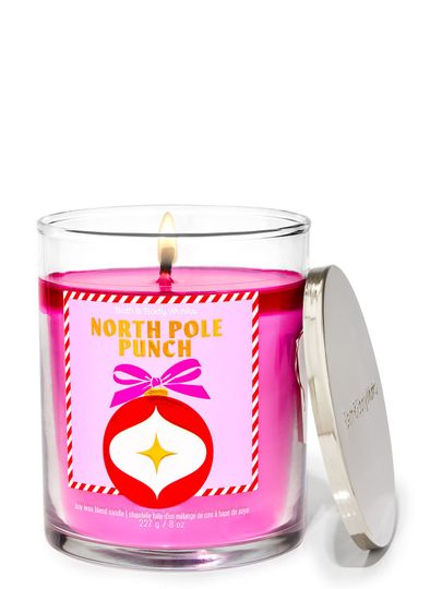 Świeca zapachowa „North Pole Punch” z etykietą przedstawiającą czerwoną bombkę, Bath & Body Works.