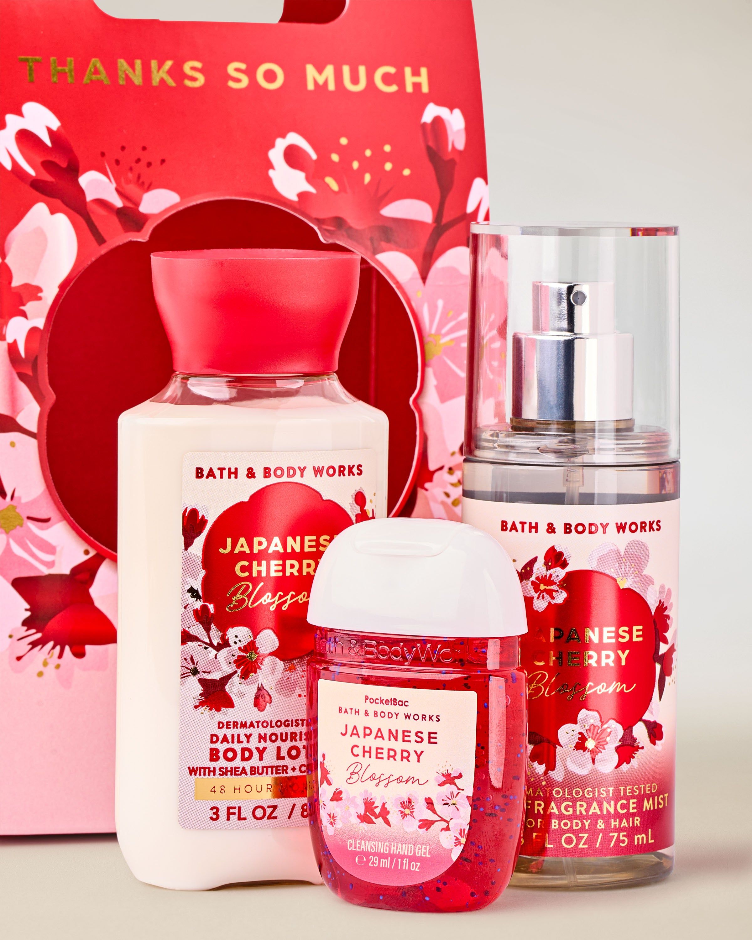Dárková sada Japanese Cherry Blossom se sprejem, tělovým mlékem a gelem na ruce v dekorativním balení — připravená k obdarování.