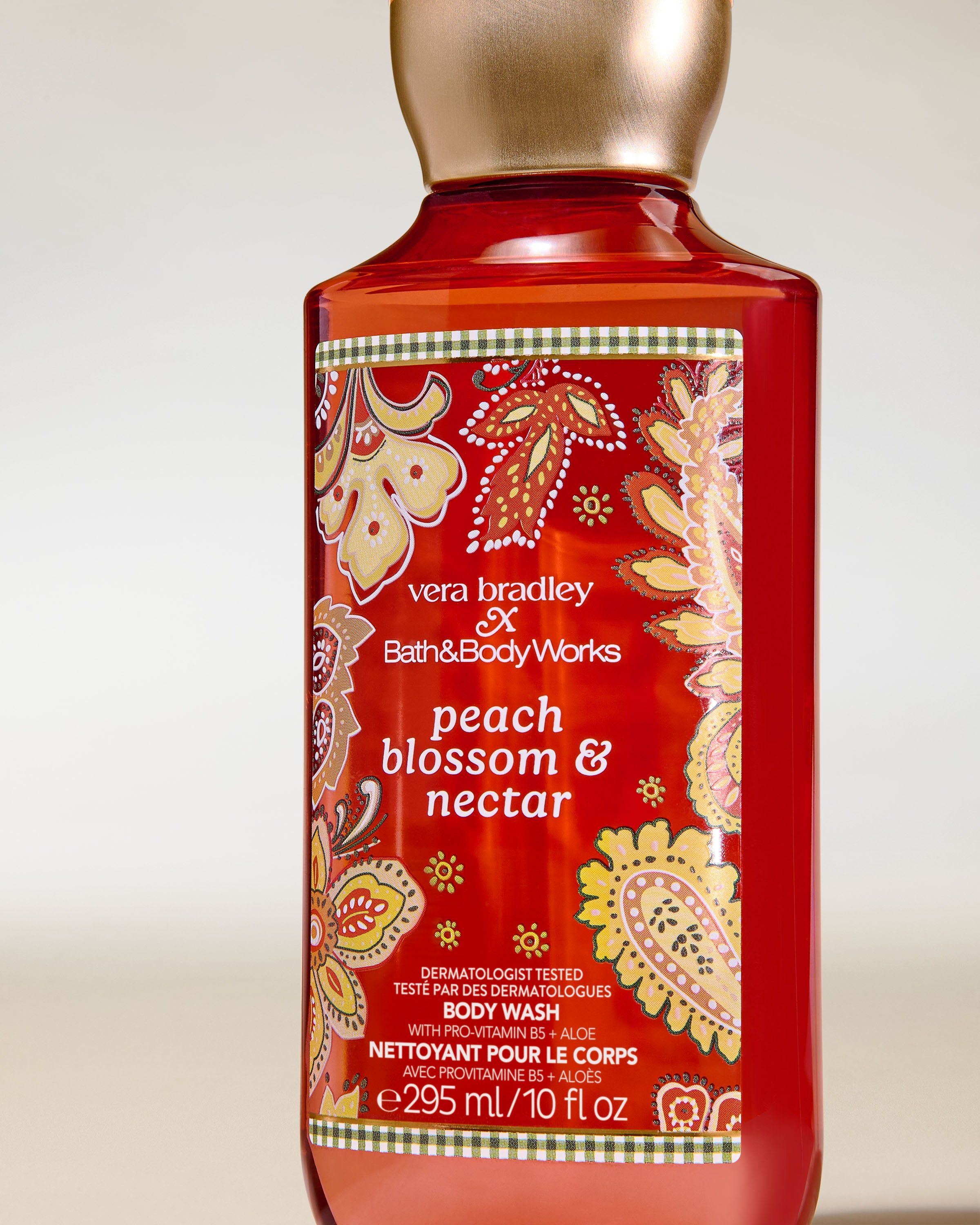 Bath & Body Works Peach Blossom & Nectar – sprchový gel v dekorovaném flakonu s květinovým a broskvovým motivem.
