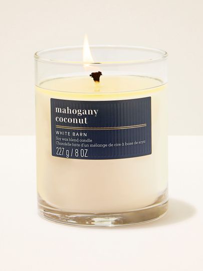Svíčka Mahogany Coconut White Barn s hřejivou dřevitou vůní a krémovým kokosem.