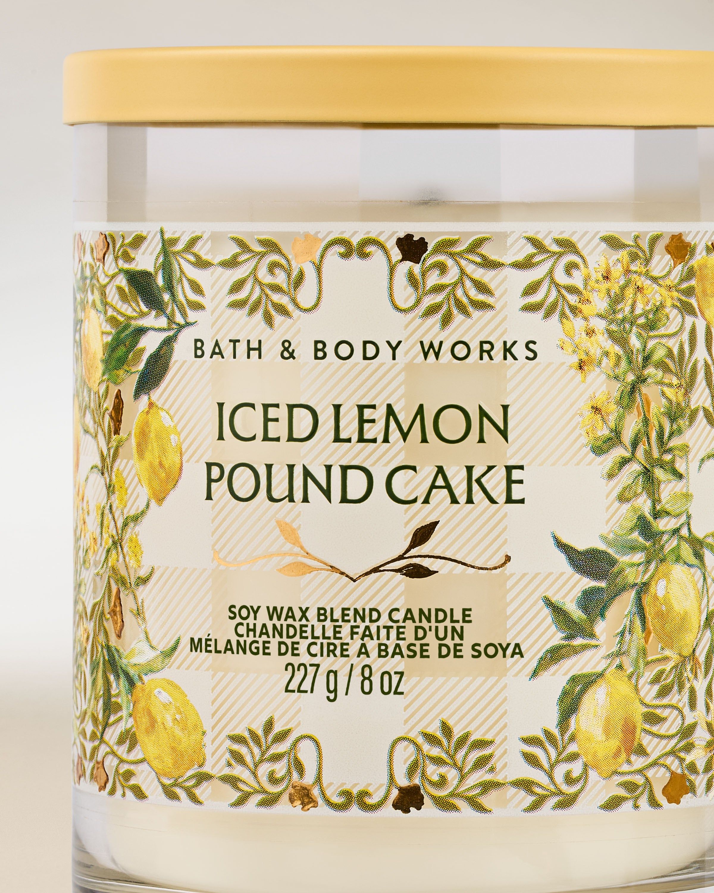 Vonná svíčka Bath & Body Works Iced Lemon Pound Cake 227 g ve skleněné dóze s citrusovým motivem.