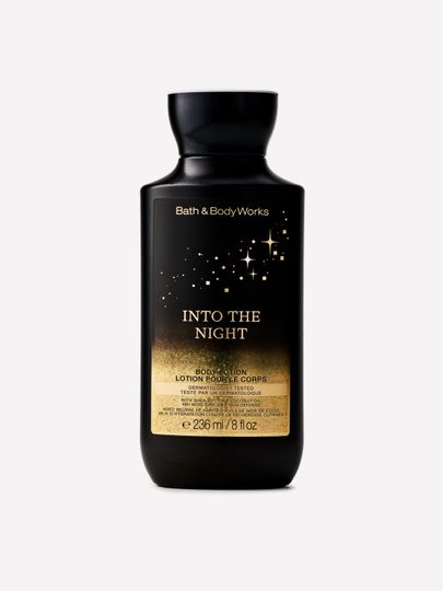 Tělové mléko Into the Night Bath & Body Works v černé lahvi se zlatým motivem hvězd