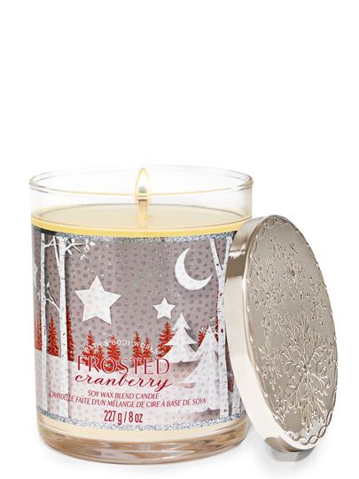 Świeca zapachowa „Frosted Cranberry” z etykietą przedstawiającą zimowy leśny krajobraz, Bath & Body Works.