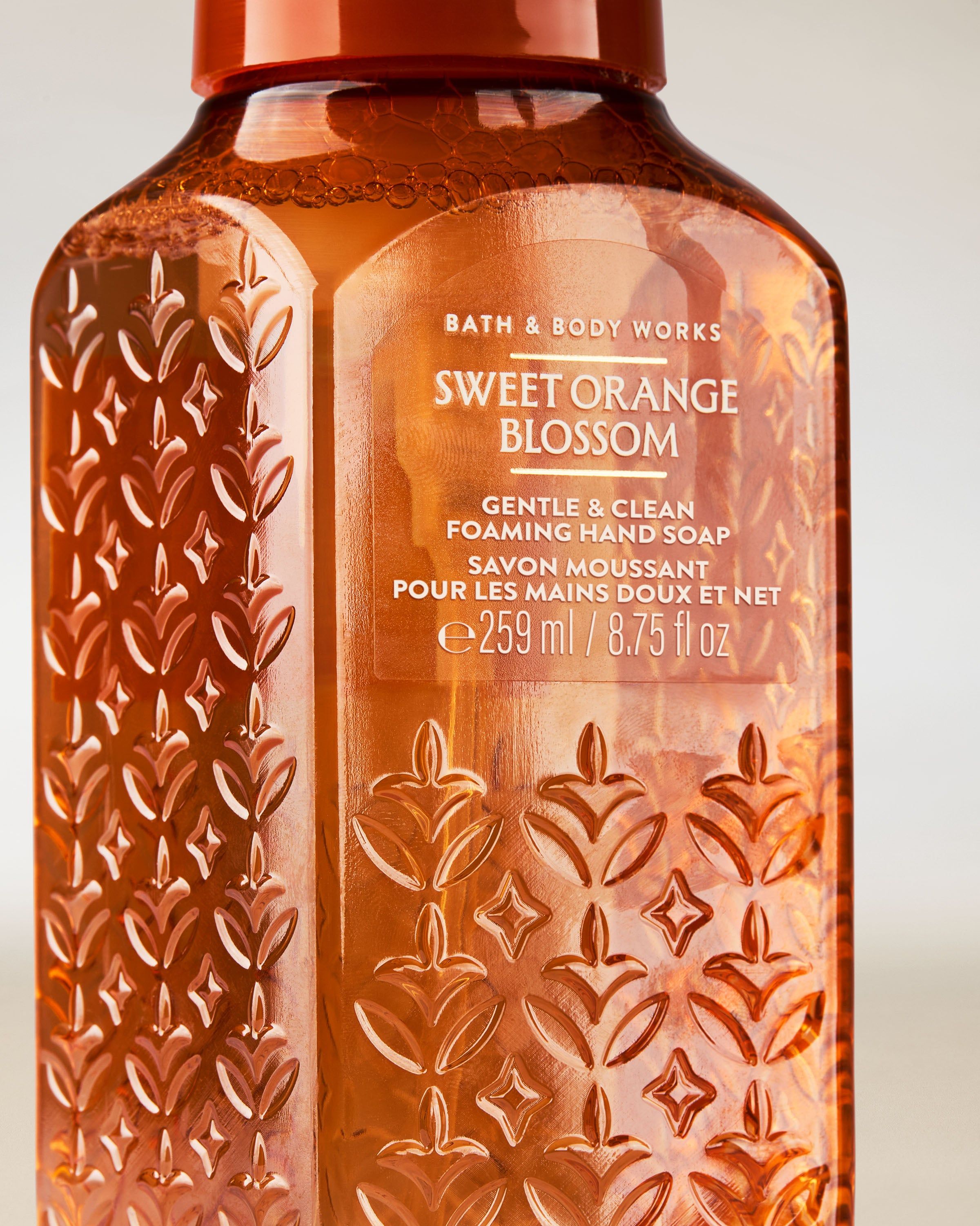 Pěnové mýdlo na ruce Bath & Body Works Sweet Orange Blossom 259 ml v oranžové lahvi s pumpičkou.