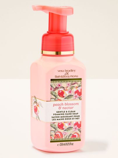 Bath & Body Works Peach Blossom & Nectar – jemné pěnové mýdlo na ruce v růžovém flakonu s pumpičkou.