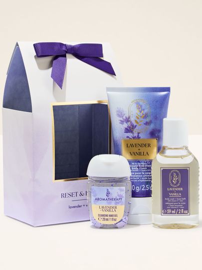 Sada Aromatherapy Lavender + Vanilla Bath & Body Works – uklidňující levandulovo‑vanilkový pečující set.