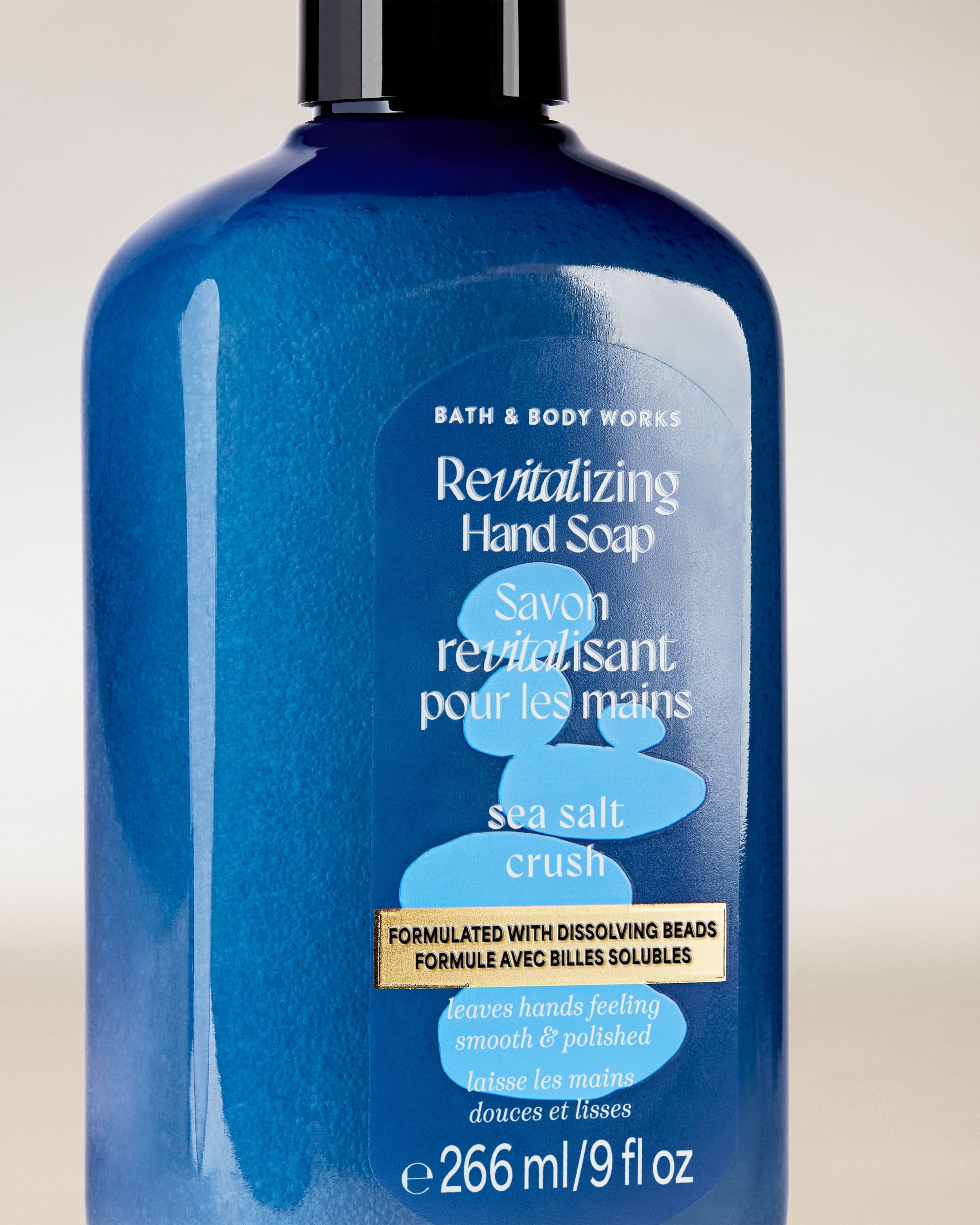 Gel na mytí rukou Bath & Body Works Sea Salt Crush 266 ml v modré lahvi s pumpičkou.