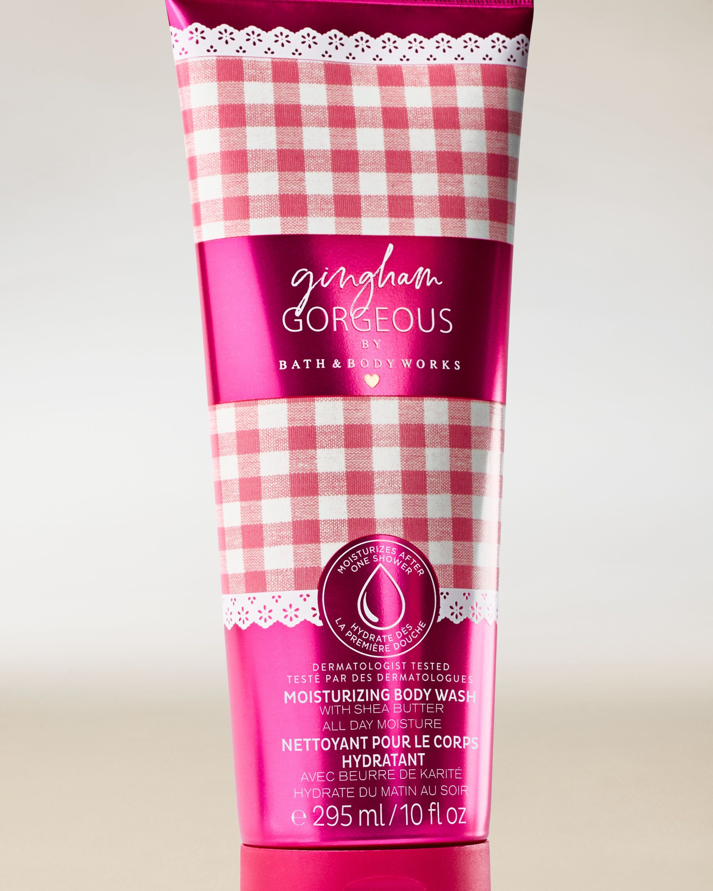 Krémový sprchový gel Bath & Body Works Gingham Gorgeous 295 ml v růžové tubě s gingham vzorem.