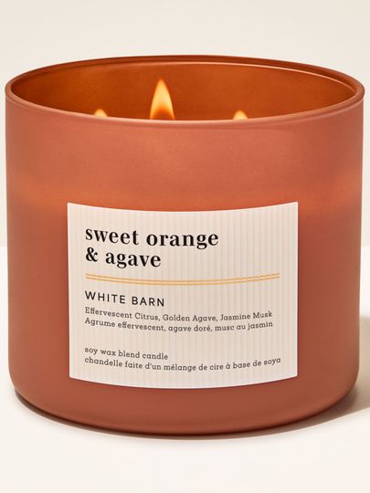 Oranžová svíčka White Barn Sweet Orange & Agave – matné sklo, tři knoty a svěží citrusová vůně.