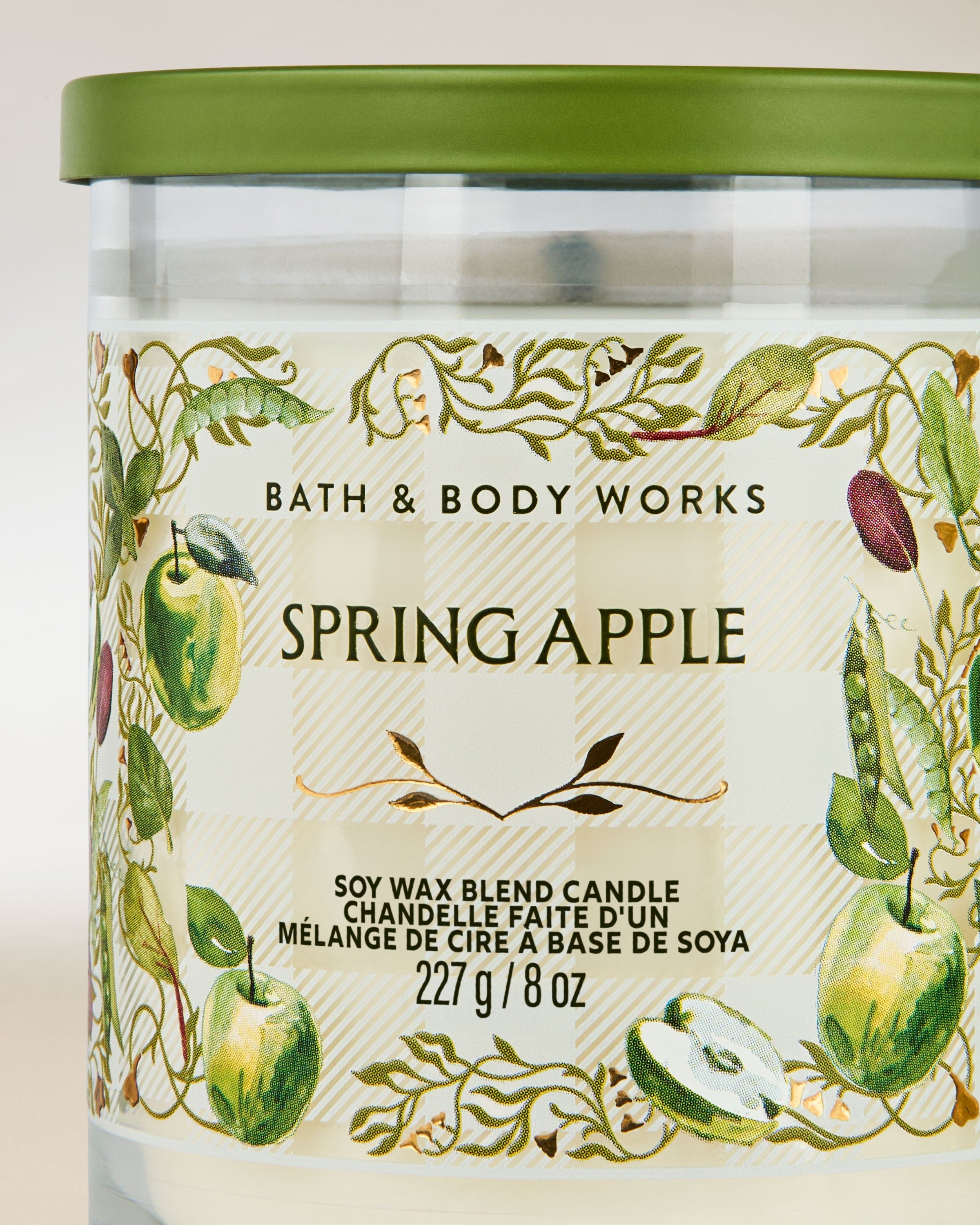 Vonná svíčka Bath & Body Works Spring Apple 227 g ve skleněné dóze s motivem zelených jablek.