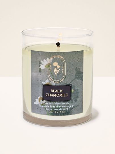 Hořící svíčka Black Chamomile Bath & Body Works ve skleněné nádobě s etiketou s heřmánkem