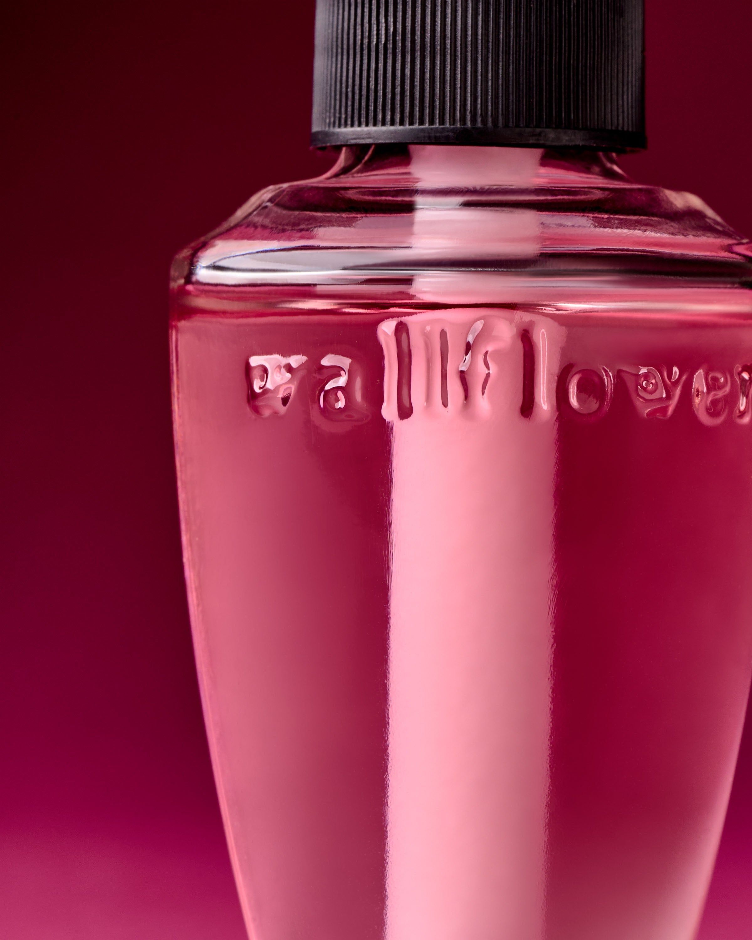 Bath & Body Works Wallflowers – růžová náplň s reliéfním logem v elegantní poloprůhledné lahvičce