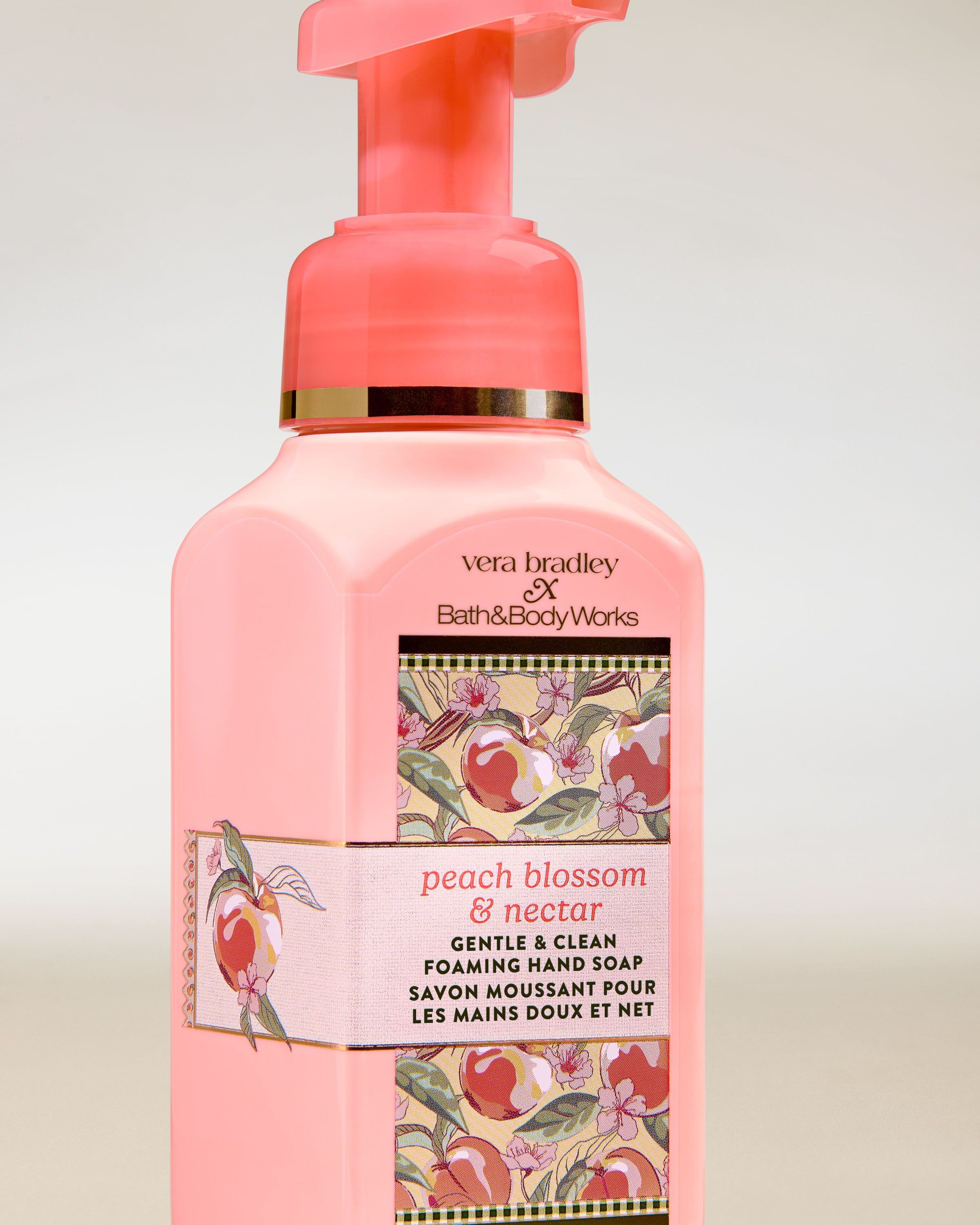 Bath & Body Works Peach Blossom & Nectar – jemné pěnové mýdlo na ruce v růžovém flakonu s pumpičkou.