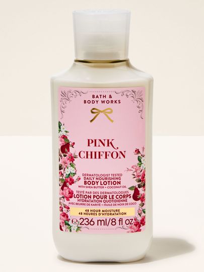 Tělové mléko Pink Chiffon od Bath & Body Works ve světlé lahvičce s flip víčkem a romantickou květinovou etiketou.