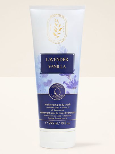 Levandulový sprchový gel "Lavender + Vanilla" v tubě s květy levandule na etiketě. Bath & Body Works.