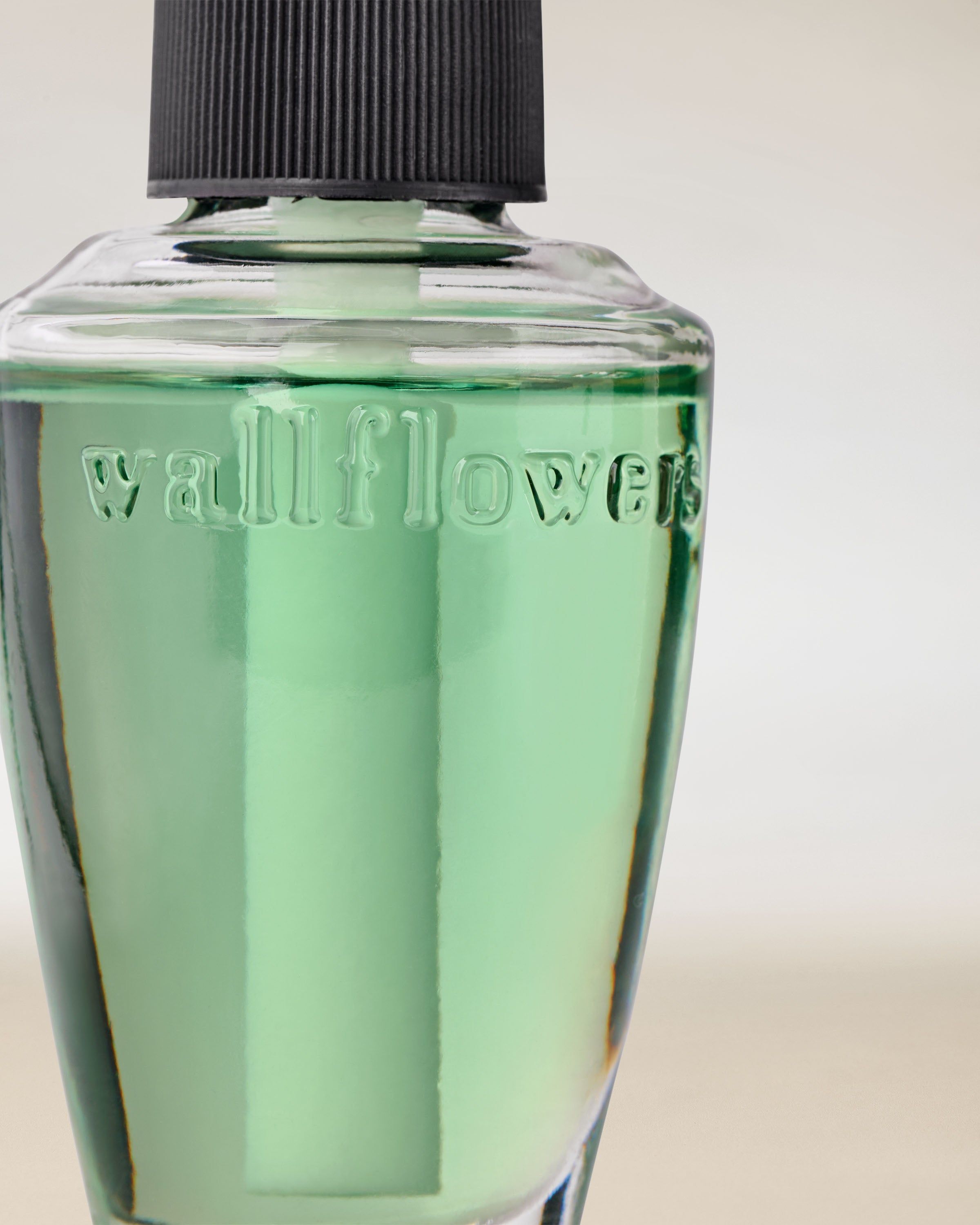 Náplň do zásuvného difuzéru Wallflowers se zeleným olejem pro osvěžení interiéru.