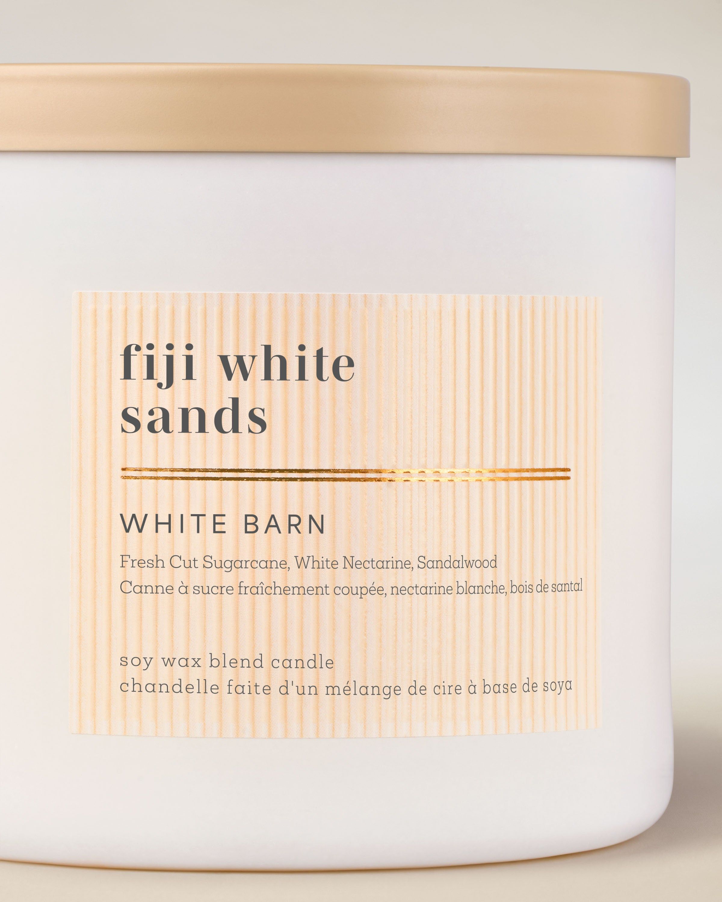 White Barn Fiji White Sands – elegantní svíčka v matném skle s minimalistickou béžovou etiketou