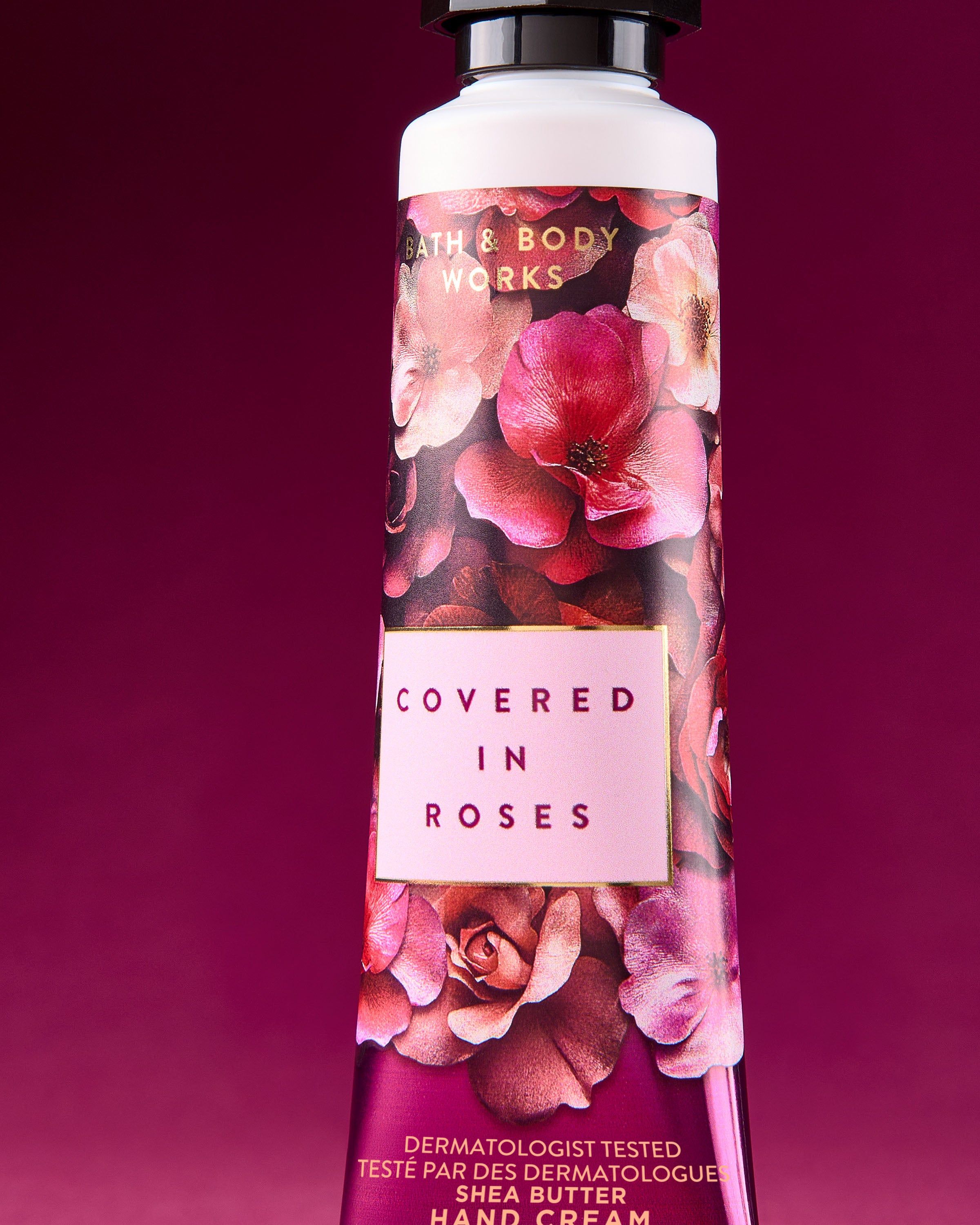Krém na ruce Covered in Roses Bath & Body Works v elegantní tmavé tubě s růžovým motivem