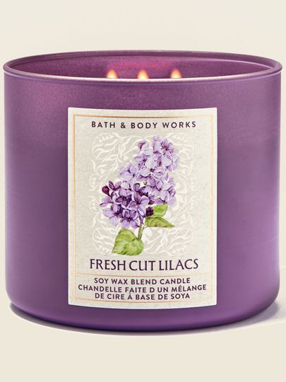 Tříknotová vonná svíčka Bath & Body Works Fresh Cut Lilacs v matné fialové skleněné dóze.
