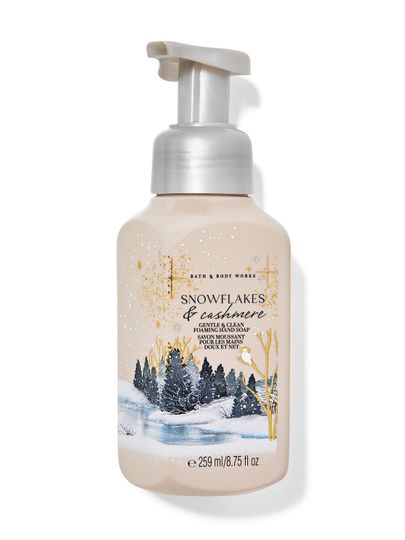 Mydło do rąk w piance Snowflakes & Cashmere w beżowej butelce z zimowym wzorem z choinkami i rzeką. Bath&Body Works.