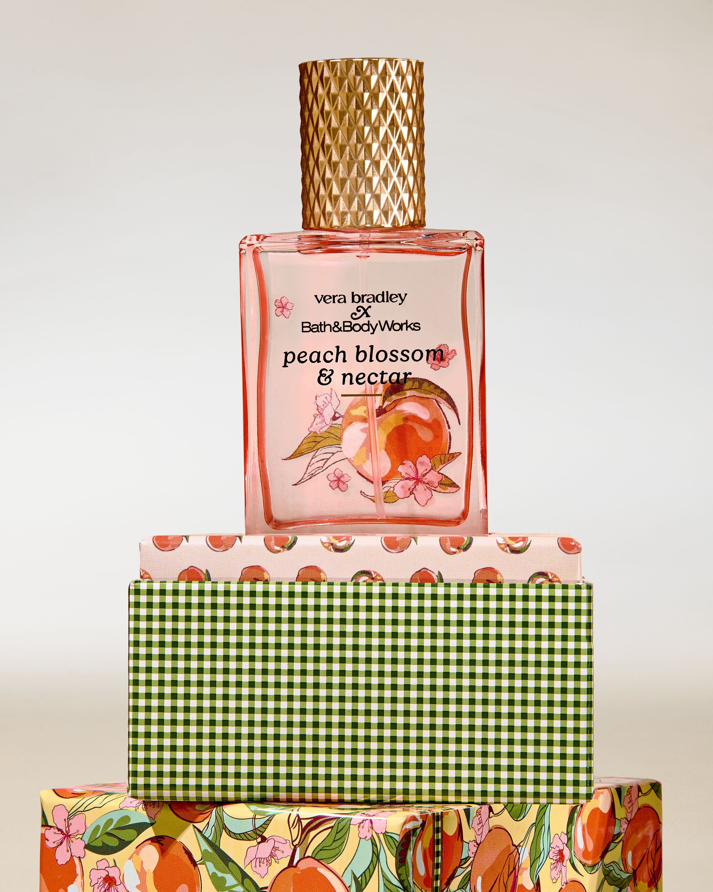 Bath & Body Works Peach Blossom & Nectar – parfém v elegantním růžovém flakonu se zlatým uzávěrem.