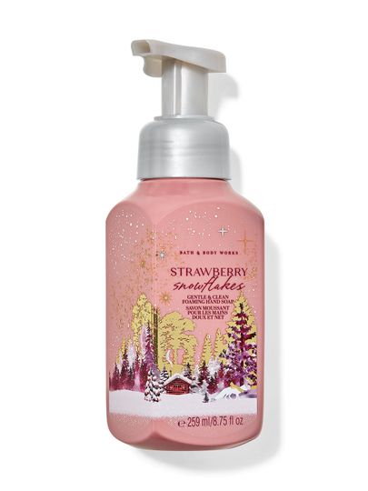 Mydło do rąk w piance Strawberry Snowflakes w różowej butelce z zimowym krajobrazem i domkiem. Bath&Body Works.