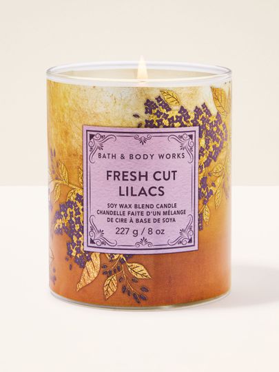 Bath & Body Works Fresh Cut Lilacs – svíčka 227 g s fialovým květinovým designem, z kolekce Fresh Cut Lilacs.