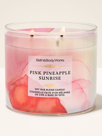 Svíčka Pink Pineapple Sunrise Bath & Body Works ve skle s růžově broskvovým abstraktním vzorem