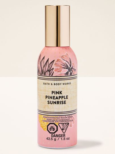 Pink Pineapple Sunrise – pokojový sprej v růžovém obalu s tropickým květinovým motivem a zlatým víčkem.
