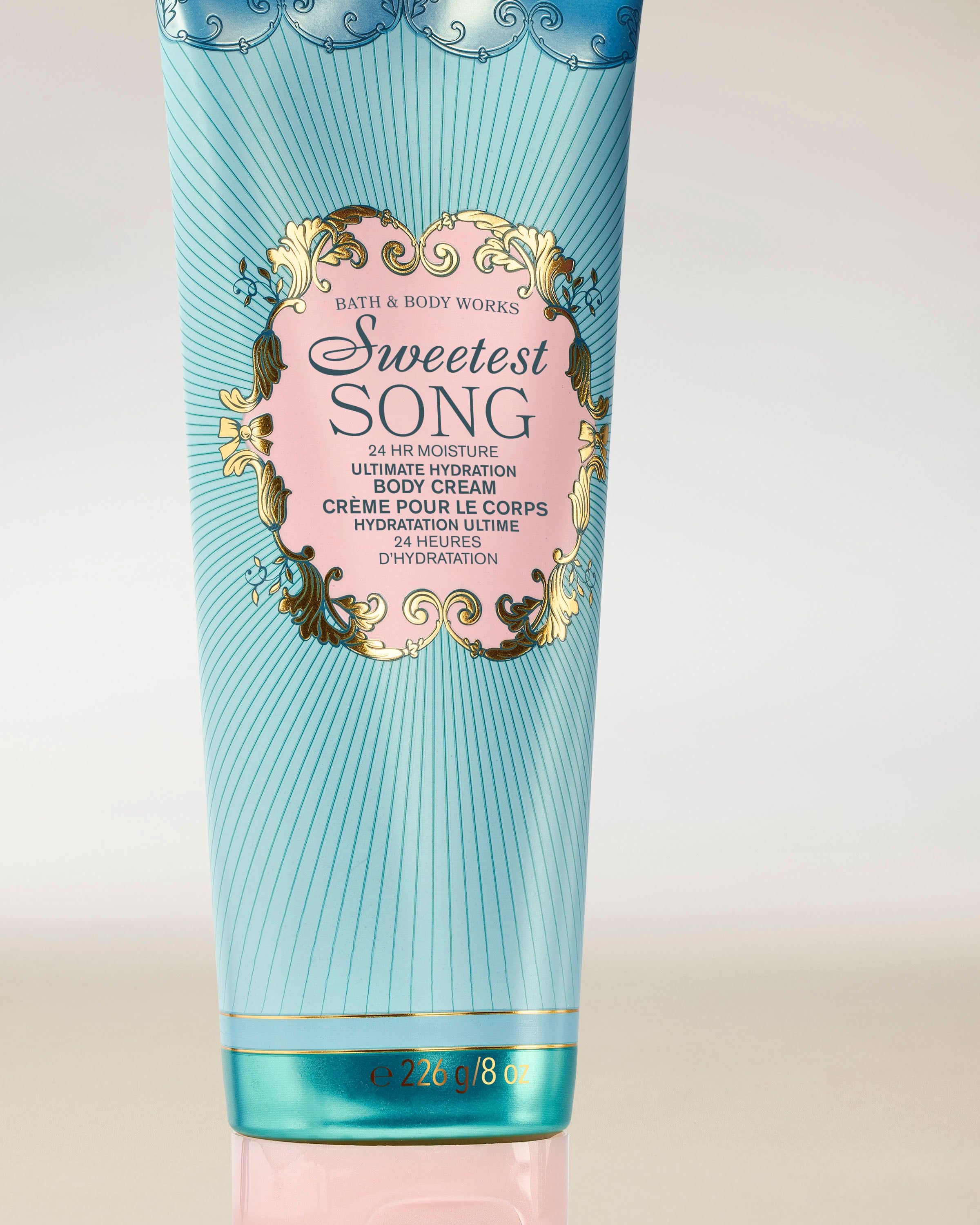 Tělový krém Sweetest Song Bath & Body Works v tyrkysové tubě s ozdobným štítkem