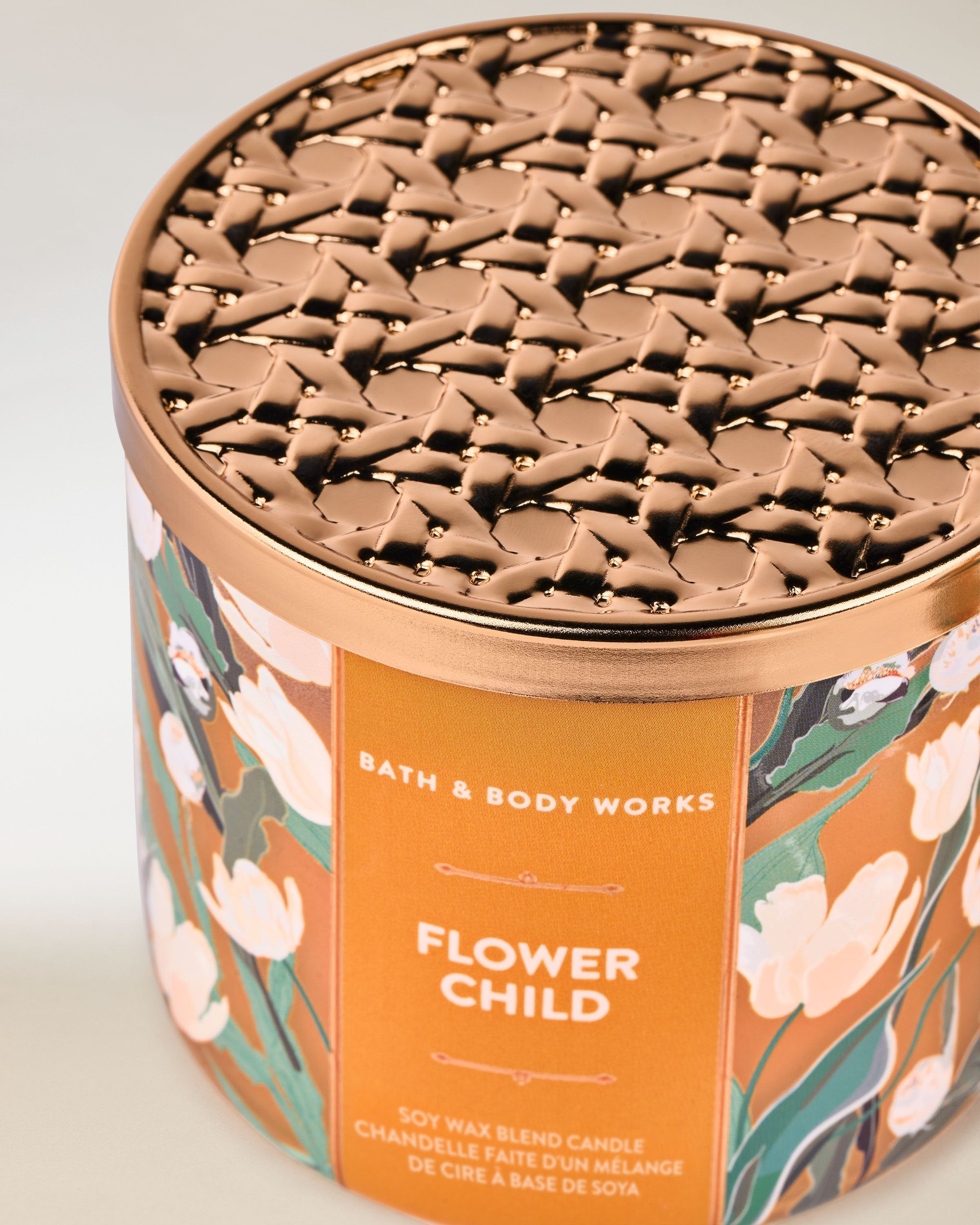 Bath & Body Works Flower Child – květinová svíčka s barevným motivem a zlatým dekoračním víkem.