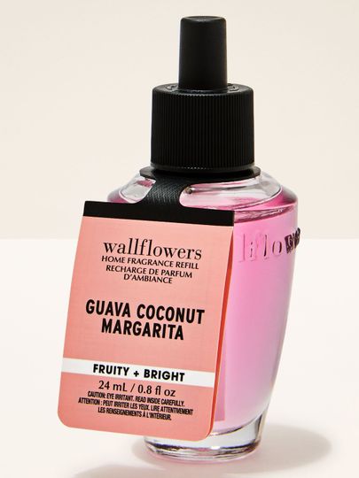 Náplň Wallflowers Guava Coconut Margarita Bath & Body Works v růžovém tónu.