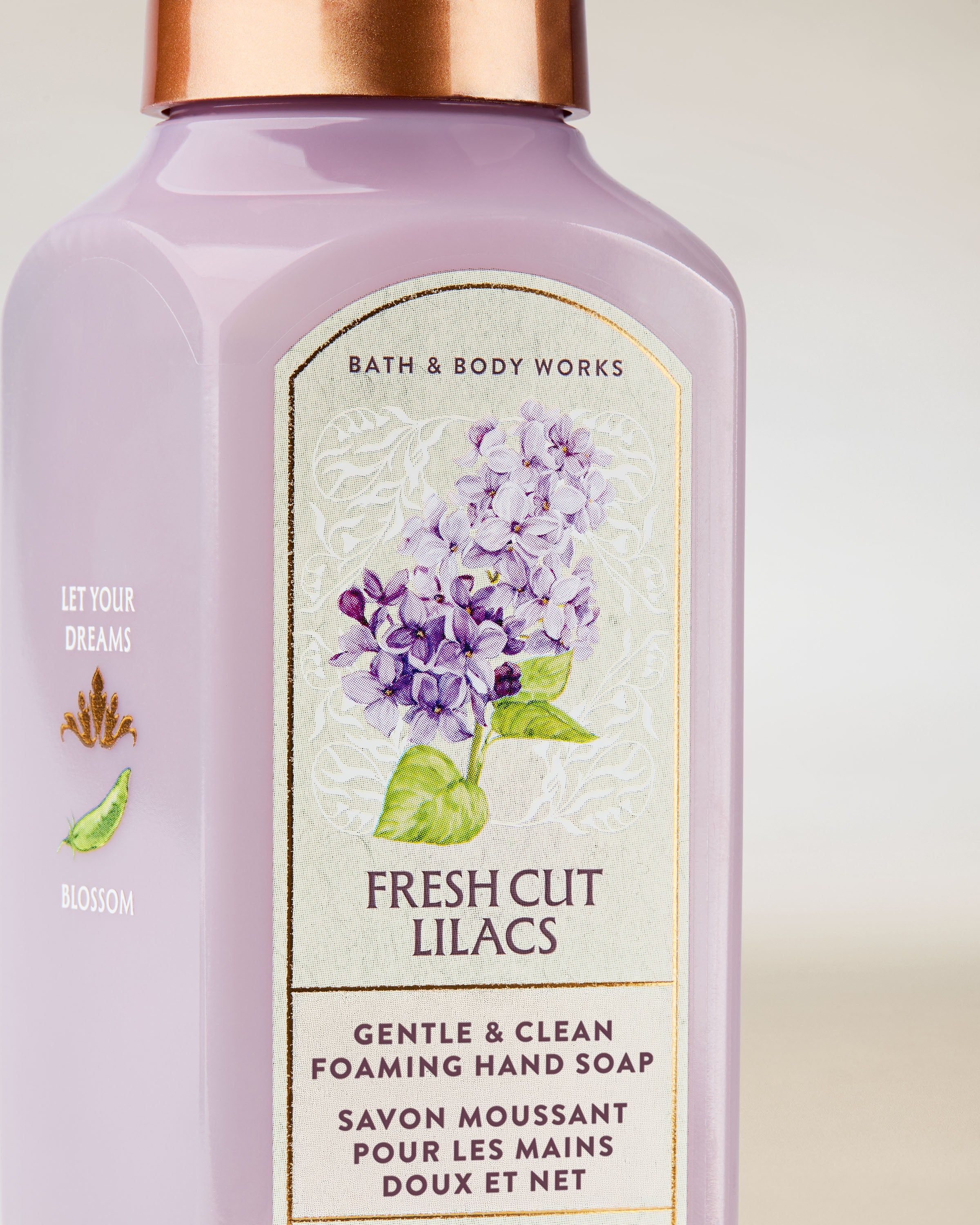 Pěnové mýdlo na ruce Bath & Body Works Fresh Cut Lilacs 259 ml ve světle fialové lahvi s pumpičkou.