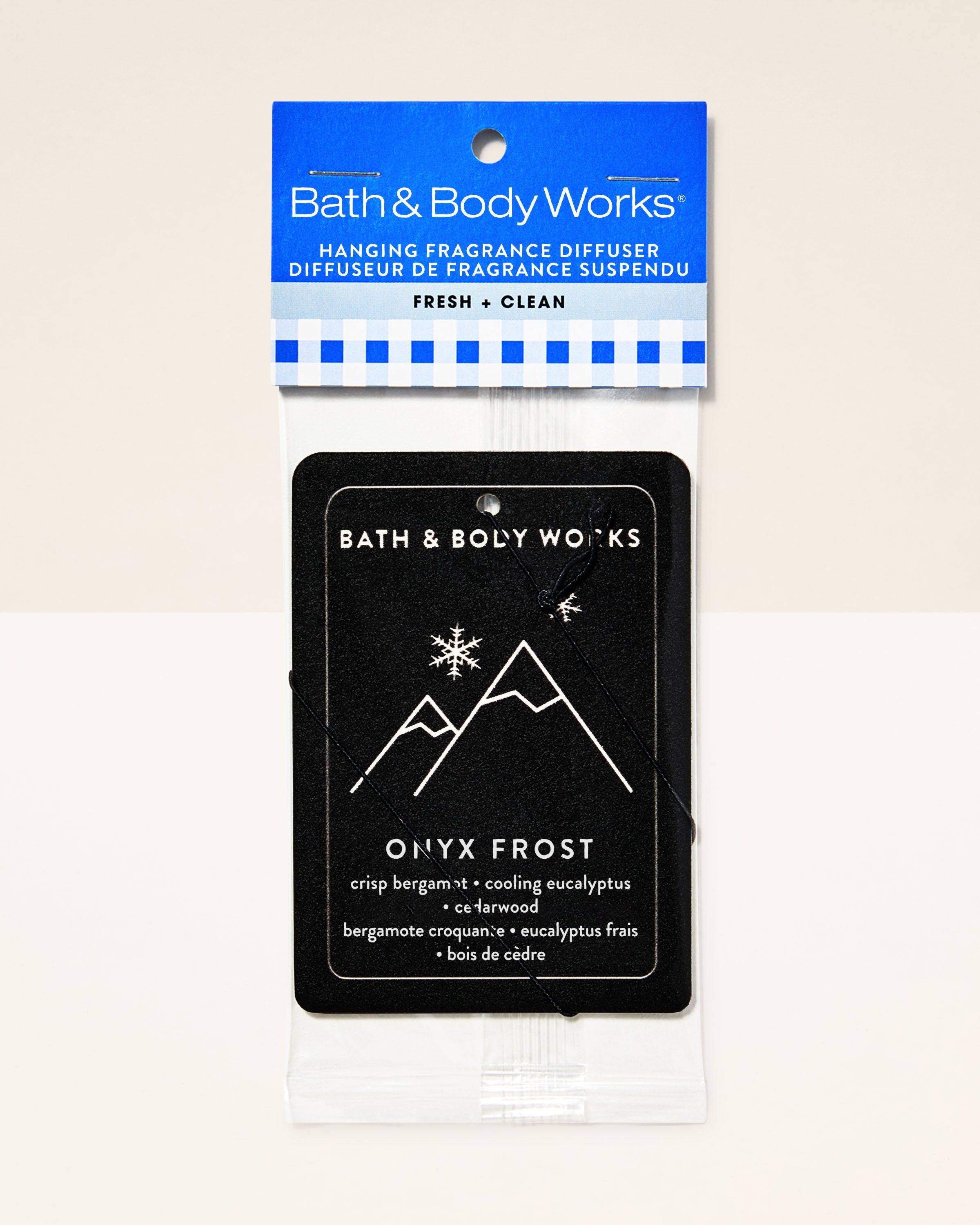 Vůně do auta Onyx Frost od Bath & Body Works v balení Fresh + Clean, černý design s horami.