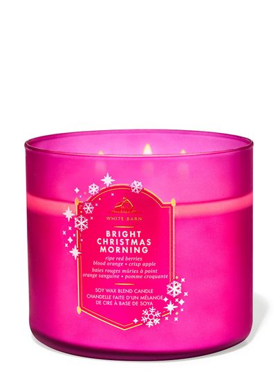 Świeca zapachowa „Bright Christmas Morning” w różowym szkle z etykietą ze śnieżynkami, Bath & Body Works.