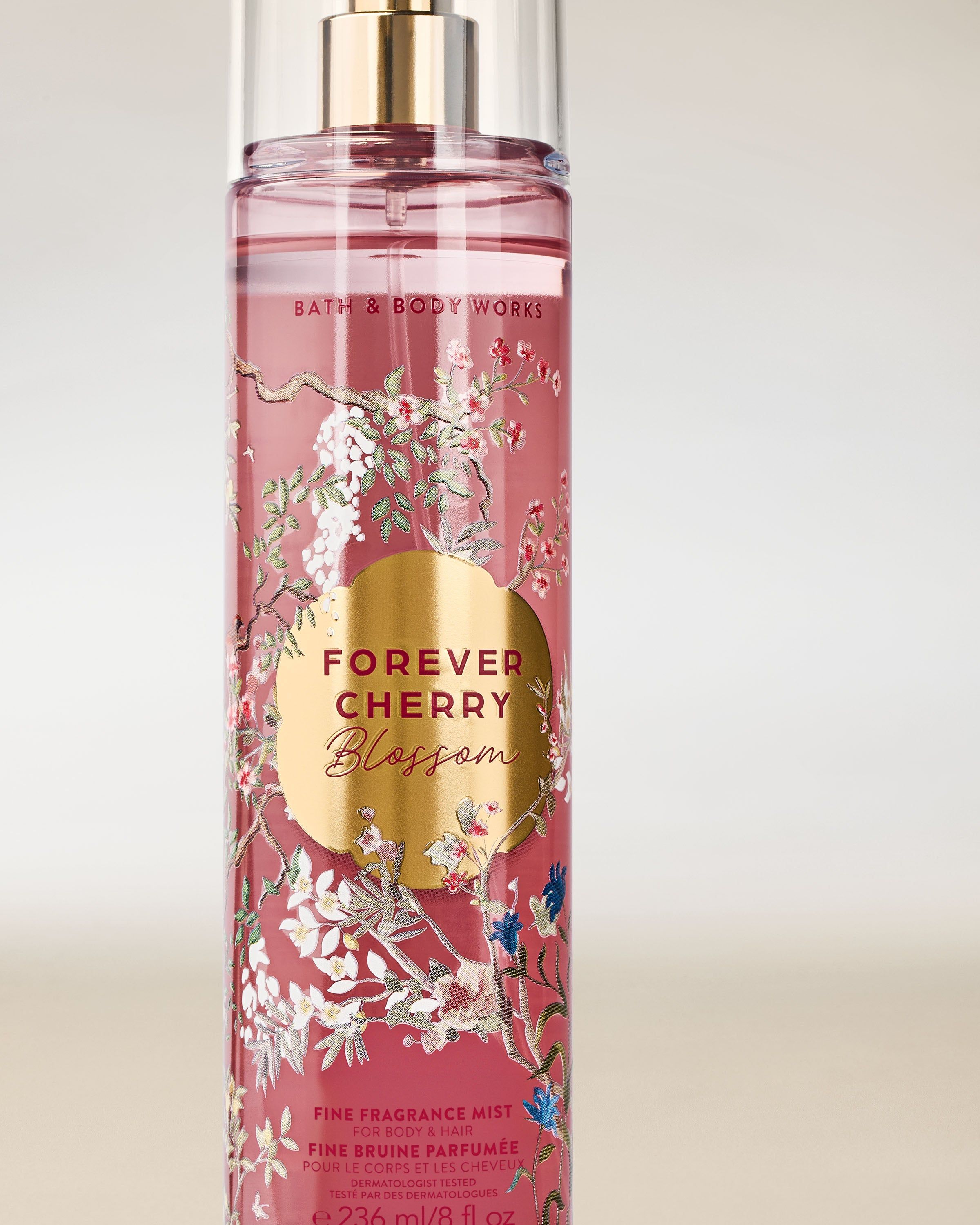 Vonná mlha Bath & Body Works Forever Cherry Blossom 236 ml v růžovém flakonu s rozprašovačem.