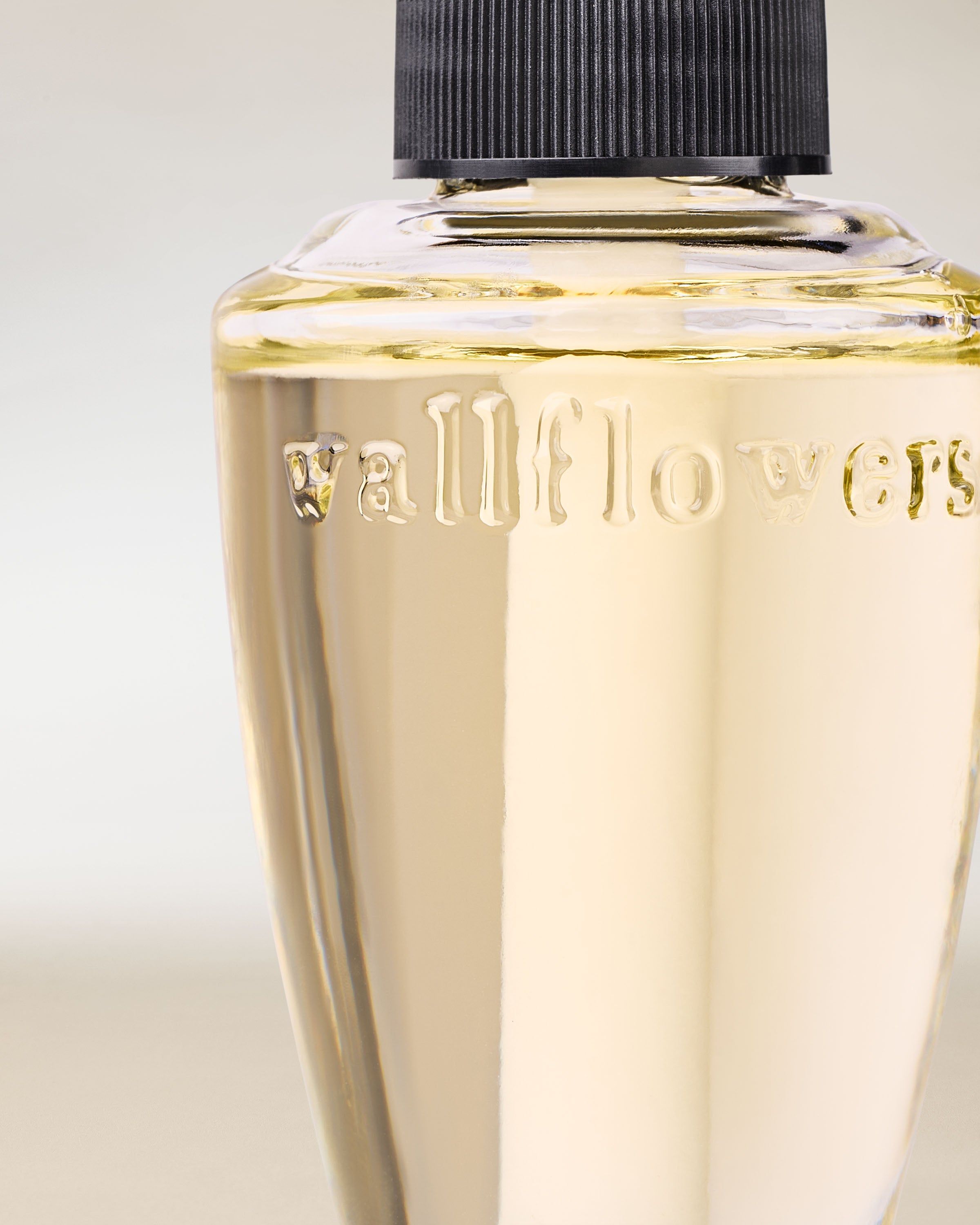 Bath & Body Works Wallflowers – světlá náplň s reliéfním logem v elegantní minimalistické lahvičce.
