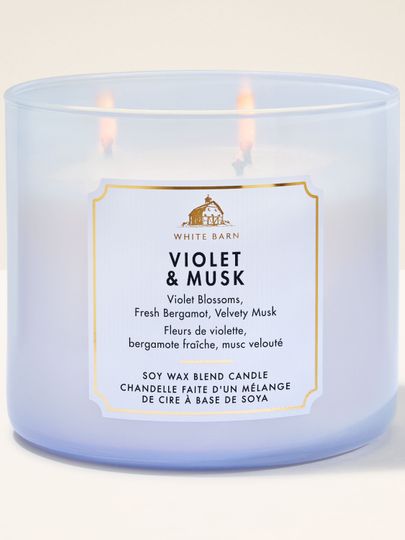 Tříknotová vonná svíčka White Barn Violet & Musk ve světle fialové matné skleněné dóze.