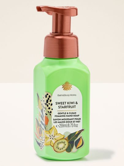 Sweet Kiwi & Starfruit – pěnové mýdlo v zeleném obalu s měděnou pumpičkou a tropickou etiketou s kiwi a karambolou.
