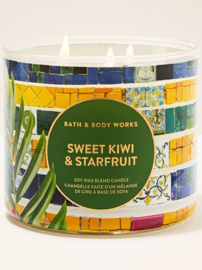 Tříknotová svíčka Sweet Kiwi & Starfruit s barevnou mozaikovou etiketou a svěží ovocnou vůní.