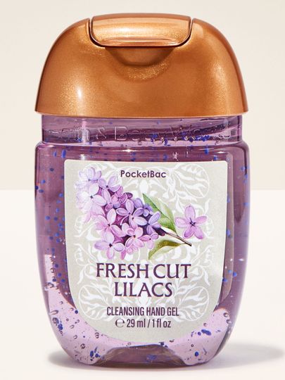 Bath & Body Works Fresh Cut Lilacs PocketBac – dezinfekční gel na ruce ve fialové lahvičce s květinovým štítkem.