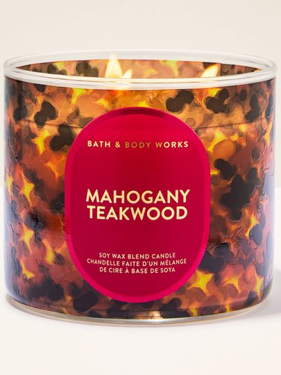 Svíčka Mahogany Teakwood Bath & Body Works v ohnivém motivu pro elegantní a výrazný interiér.